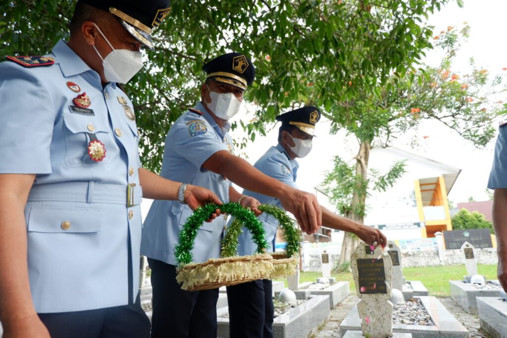 Peringati HBI Ke 72 Imigrasi Sabang Ikuti Upacara Tabur Bunga Di TMP