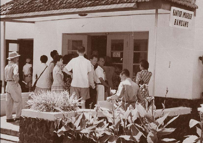 Proses pendaftaran orang asing phase I (POA-I) tahun 1954, di Kantor Imigrasi Bandung.
