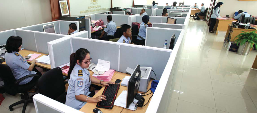 Suasana kerja proses penyelesaian penerbitan paspor di seksi lalu lintas keimigrasian (Lantaskim) kantor imigrasi.
